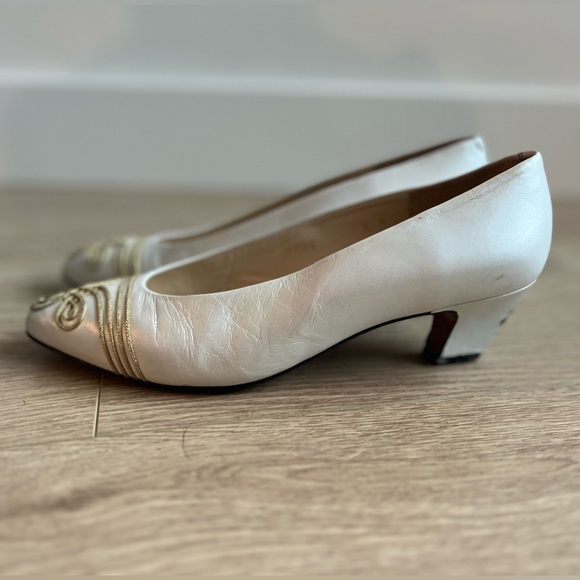 Evan Picone White Leather Pointed Toe Block Kitten Heels - Picture 3 of 5